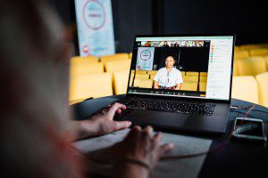 Videokonferenz auf einem Laptop