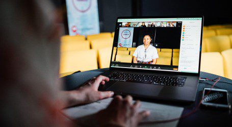 Videokonferenz auf einem Laptop