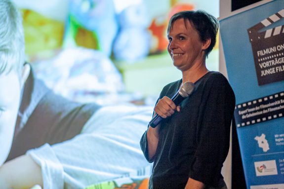 Cosima Lange lächelt ins Publikum beim Dokumentarfilm-Vortrag in Fürstenwalde