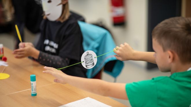 Kind bastelt eine Wunderscheibe, Workshop Filmgeschichte