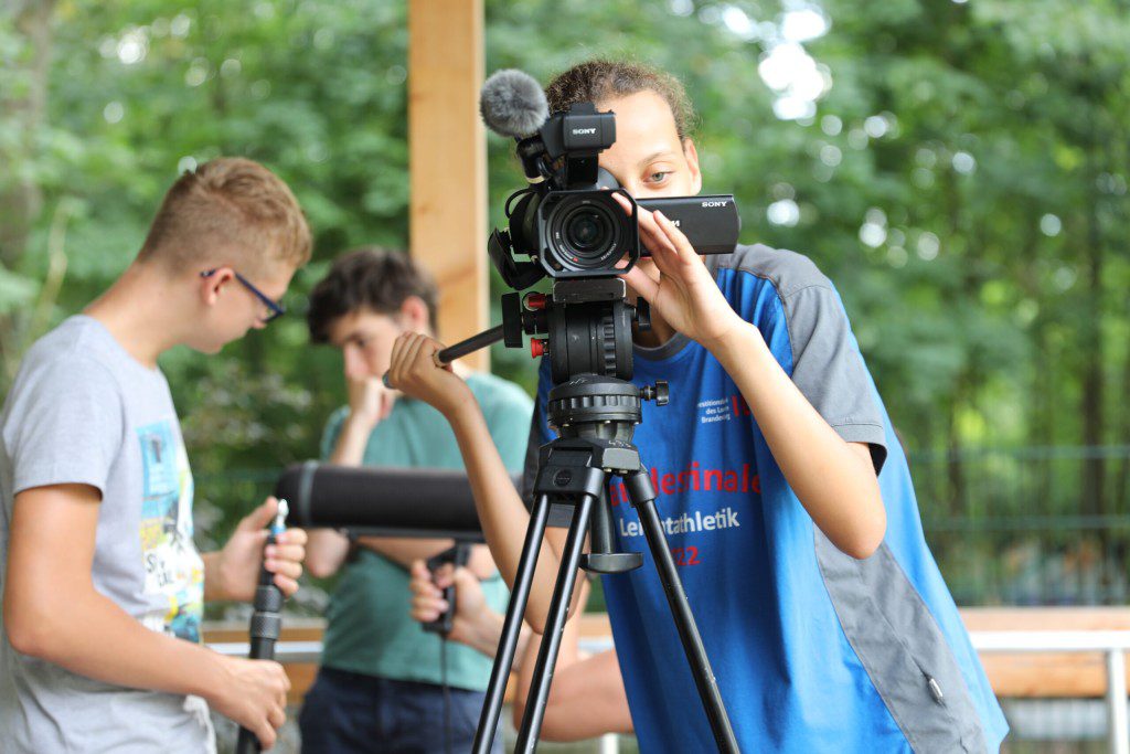 Filmworkshop 2022 in Fürstenwalde - eine Teilnehmerin probiert sich als Kamerafrau.