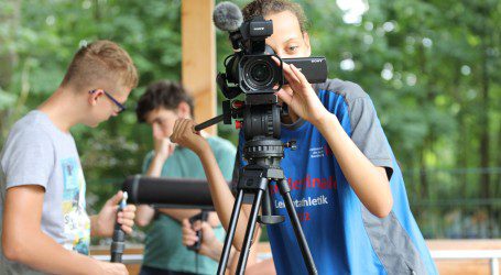 Filmworkshop 2022 in Fürstenwalde - eine Teilnehmerin probiert sich als Kamerafrau
