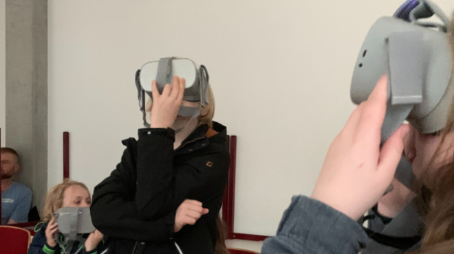 zwei Kinder, die VR-Brillen tragen