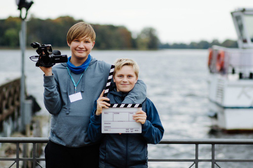 Filmworkshop in Neuruppin 2021 - zwei Jugendliche mit Kamera und Filmklappe