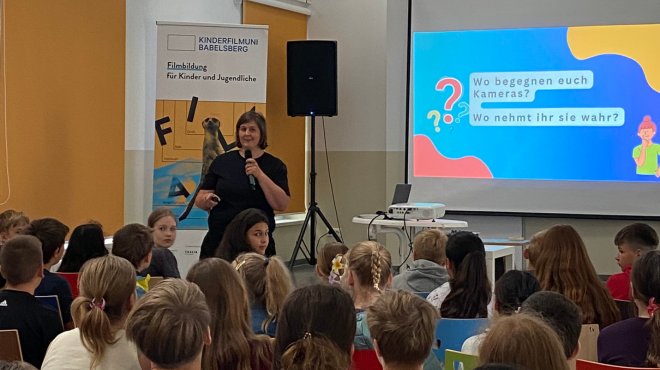 Kamera-Vortrag; Anna Schenk hält Vortrag vor Schüler:innen