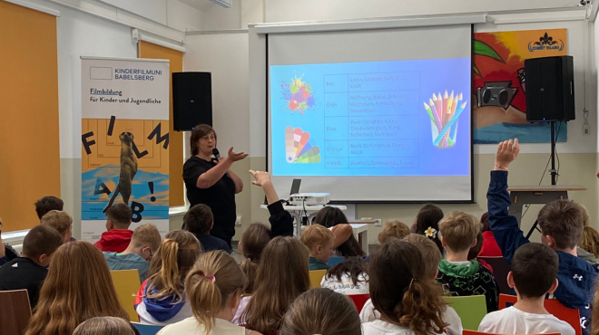 Kamera-Vortrag; Anna Schenk hält Vortrag vor vielen Schüler:innen