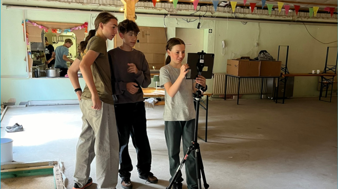 Dokumentarfilmworkshop; drei Schüler:innen mit Kameratechnik