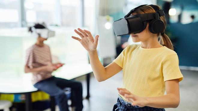 Mädchen mit VR-Brille